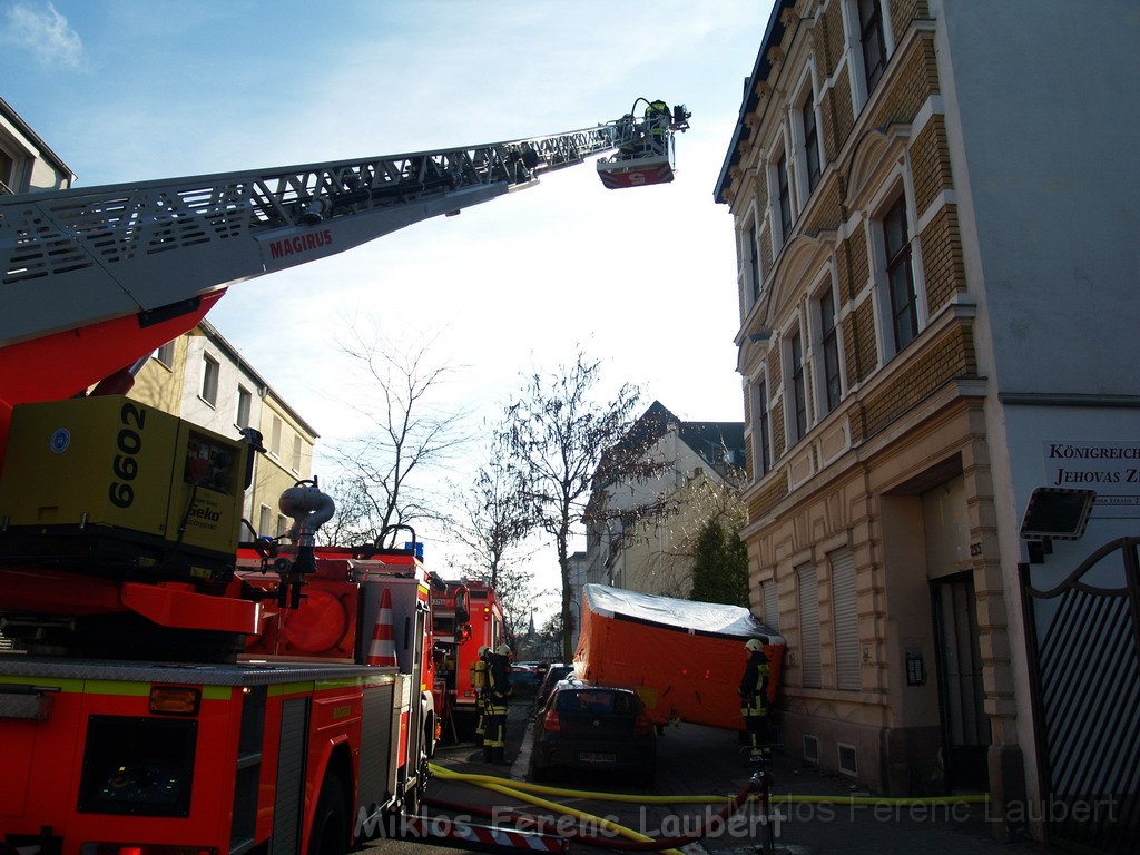 Einsatz Feuerwehr SEK Polizei Koeln Nippes Merheimerstr P005.JPG